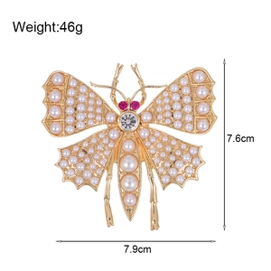 Broche papillon dorée vintage avec perles et rubis mesurant 7.9cm sur 7.6cm