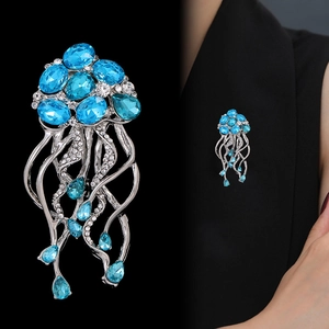 Eleganter Quallen-Anstecker aus Silber mit blauen Kristallen für festliche Mode-Accessoires