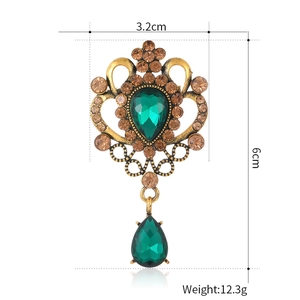 Broche vintage baroque avec cristaux émeraude et pendentif goutte en or antique