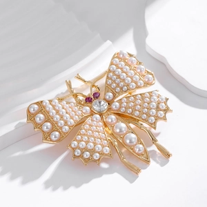 Broche papillon vintage dorée avec perles et grand cristal pour manteaux et vestes