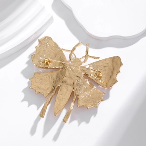Broche papillon vintage dorée avec dos en métal texturé et fermoir épingle de sûreté