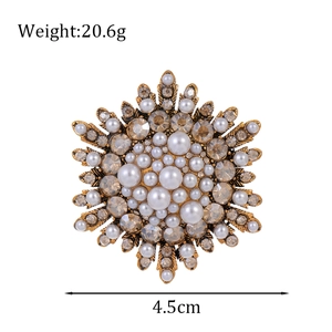 Retro sunflower pearl brooch with champagne rhinestones and vintage gold alloy finish