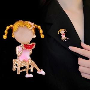 Broche de niña linda con ópalo rosa y sandía en la solapa de un traje negro