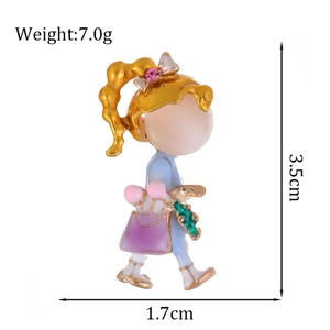 Spilla a forma di ragazza cartone con vestito smaltato blu e viso in opale rosa, altezza 3,5cm