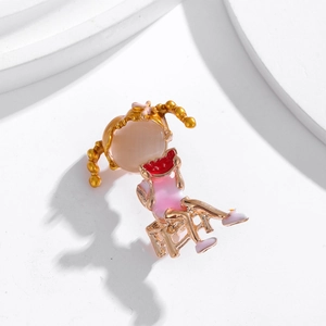 Broche de niña de dibujos animados con ópalo y esmalte en un banco de sandía
