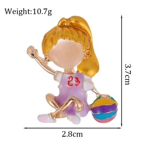 Broche émaillée pour basketteuse avec maillot numéro 23 et détails en métal doré