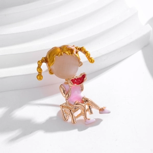 Broche de niña de moda en esmalte con piedra ojo de gato en soporte de exhibición