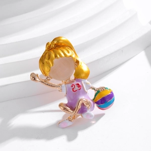 Broche mignonne en émail joueuse de basket avec maillot numéro 23 et ballon coloré