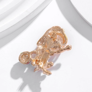 Vue arrière d'une broche joueuse de basket dorée avec fermeture à épingle sécurisée