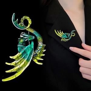 Broche de dragon en émail vert avec strass sur une veste de costume noire élégante