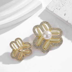 Floral pearl and diamond rhinestone brooch set with gold alloy petals in high-key style