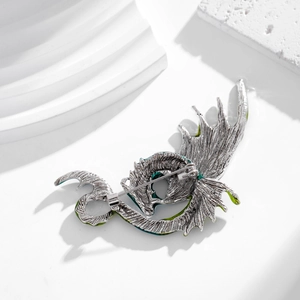 Broche dragon en émail et alliage argenté avec glaçure verte sur fond de pierre