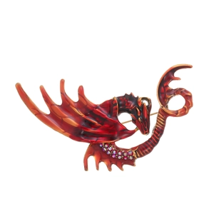 Détail macro d'une broche dragon en émail rouge avec strass aux reflets irisés