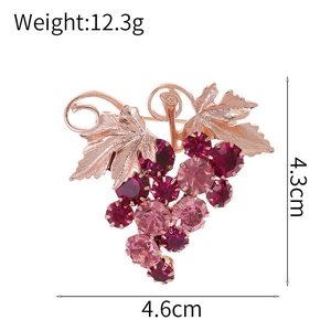 Vue détaillée de la broche raisin avec dimensions 4,6cm x 4,3cm et poids de 12,3g