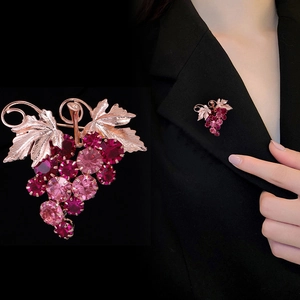 Élégante broche grappe de raisin or rose avec cristaux roses pour costume de femme