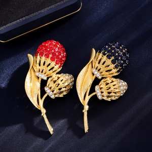 Elegante Blumenbroschen mit roten und blauen Kristallen auf Goldlegierung mit Metallstruktur