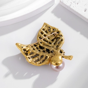 Antike goldene Blatt-Brosche mit lila Perle und detailliertem Sicherheitsnadelverschluss