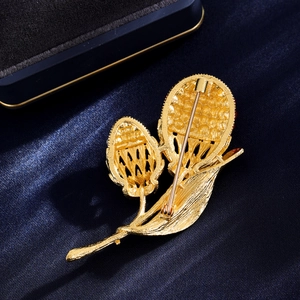 Vintage Haselnuss Brosche mit goldener Metalloberfläche und sicherem Nadelverschluss