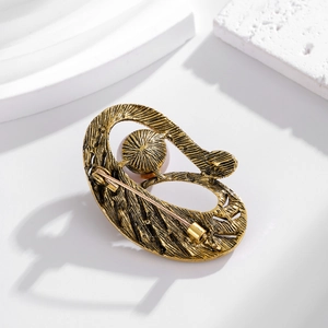 Broche floral vintage en oro antiguo con perlas y diseño de metal texturizado elegante