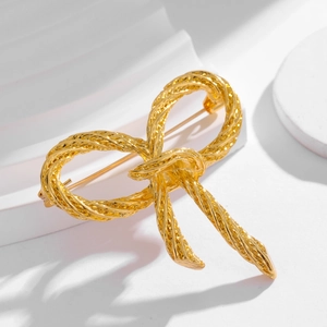 Vintage Gold Bow Brooch For Women Elegant Alloy Twisted Rope Texture Suit Pin Retro Ribbon Design Fashion Jewelry Gift