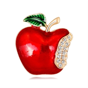 Elegante rode appelspeld met gouden randen en witte kristallen op witte achtergrond