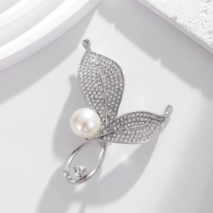 Vintage Alloy Leaf Brooch With Rhinestones And Faux Artificial Pearl Elegant Botanical Pin For Women Coat Suit Accessory Wedding Party