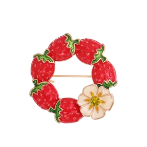 Strawberry Wreath Brooch Enamel Fruit Flower Pin Zinc Alloy Rhinestone Corsage For Women Fashion Sweet Clothing Jewelry Gift
