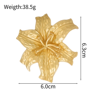 Vintage irregular golden flower brooch with hammered texture and 6.3cm diameter