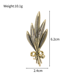 Elegant gold-plated wheat ear brooch with sparkling zircons and a bow detail