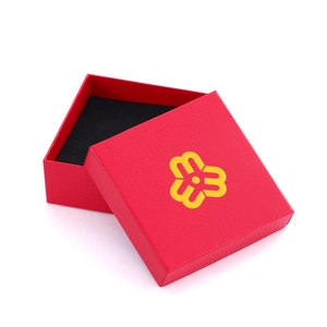 Elegante caja de regalo roja cuadrada para joyas con relieve de diamante y forro negro