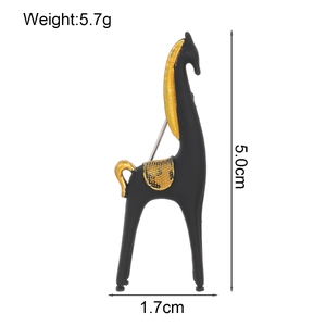 Broche cheval abstraite noir et or, accessoire élégant, dimensions 5,0cm x 1,7cm