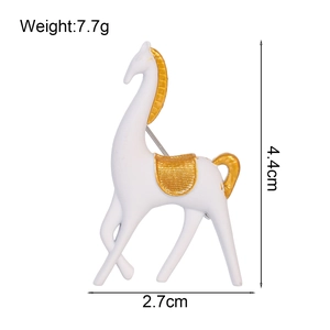 Élégante broche cheval blanc et or pour costumes, taille 4,4cm x 2,7cm, pesant 7,7g
