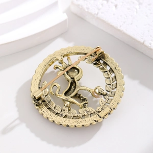 Détail de la broche lion vintage avec finition dorée texturée et fermoir à épingle