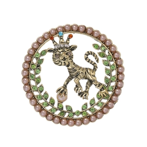 Broche vintage avec motif lion à couronne, strass verts et bordure de perles mauves
