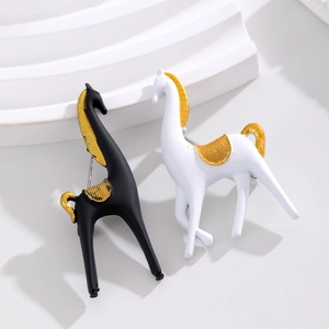 Broches cheval artistiques en noir et blanc mat avec accents dorés pour accessoires de costume