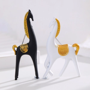 Broches cheval modernes en noir et blanc mat avec des détails dorés élégants sur revers