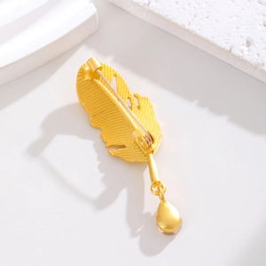 Eleganter goldener Feder-Brosche mit Wassertropfen-Anhänger für Damen Anzug und Mantel