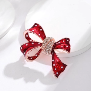 Elegante spilla a fiocco rossa a pois con cristalli incastonati e finitura oro rosa