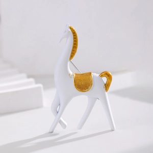 Gros plan détaillé d'une broche cheval blanc et or sur fond minimaliste d'escalier blanc