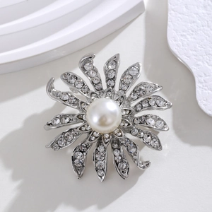 Broche tournesol argentée élégante avec cristaux brillants et grande perle blanche