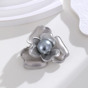 Vintage Matte Silver Zinc Alloy Flower Brooch With Large Grey Faux Artificial Pearl Elegant Botanical Floral Pin For Women Wedding Banquet Jewelry