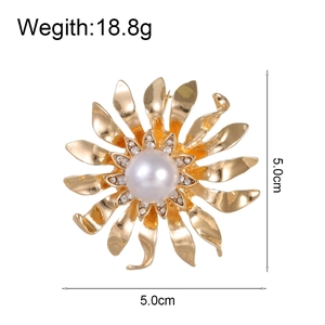 Broche fleur dorée élégante avec perle centrale et strass, accessoire de 5 cm de diamètre