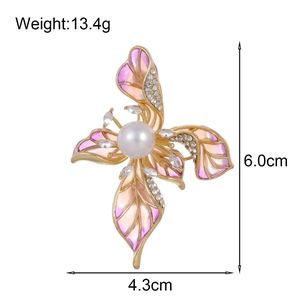 Broche papillon élégante avec des ailes en émail violet et perles en finition dorée