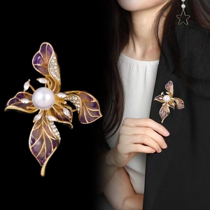 Broche iris vintage dorée et violette avec perle et détails en zircon pour femme