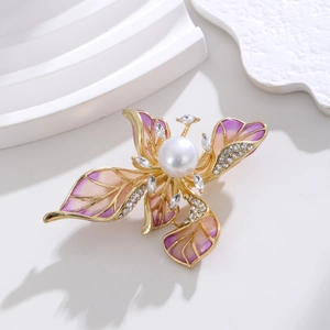 Détail d'une broche papillon en émail dégradé avec perles et strass brillants