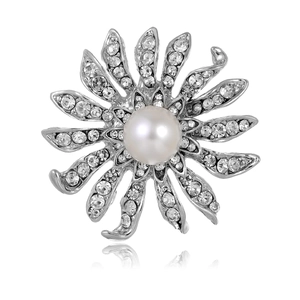 Broche fleur en perles élégante avec strass scintillants sur un fond blanc minimaliste
