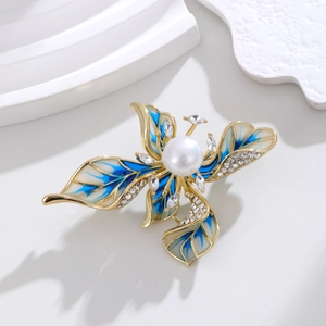 Détail de la broche fleur en émail bleu dégradé avec perle centrale et pierres de zircon