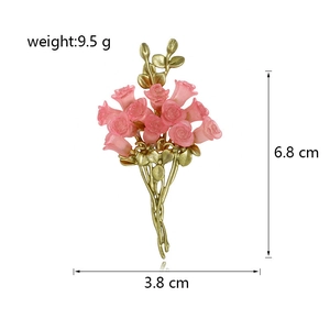 Elegante spilla a bouquet di rose rosa in finitura oro vintage con misura 6,8 cm