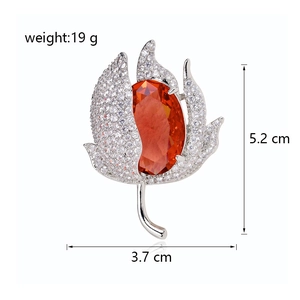 Élégante broche fleur tulipe avec pierre orange et zircons sur monture argentée