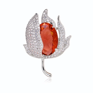 Broche bouton de fleur avec pierre orange et zircons cubiques sur monture argentée chic